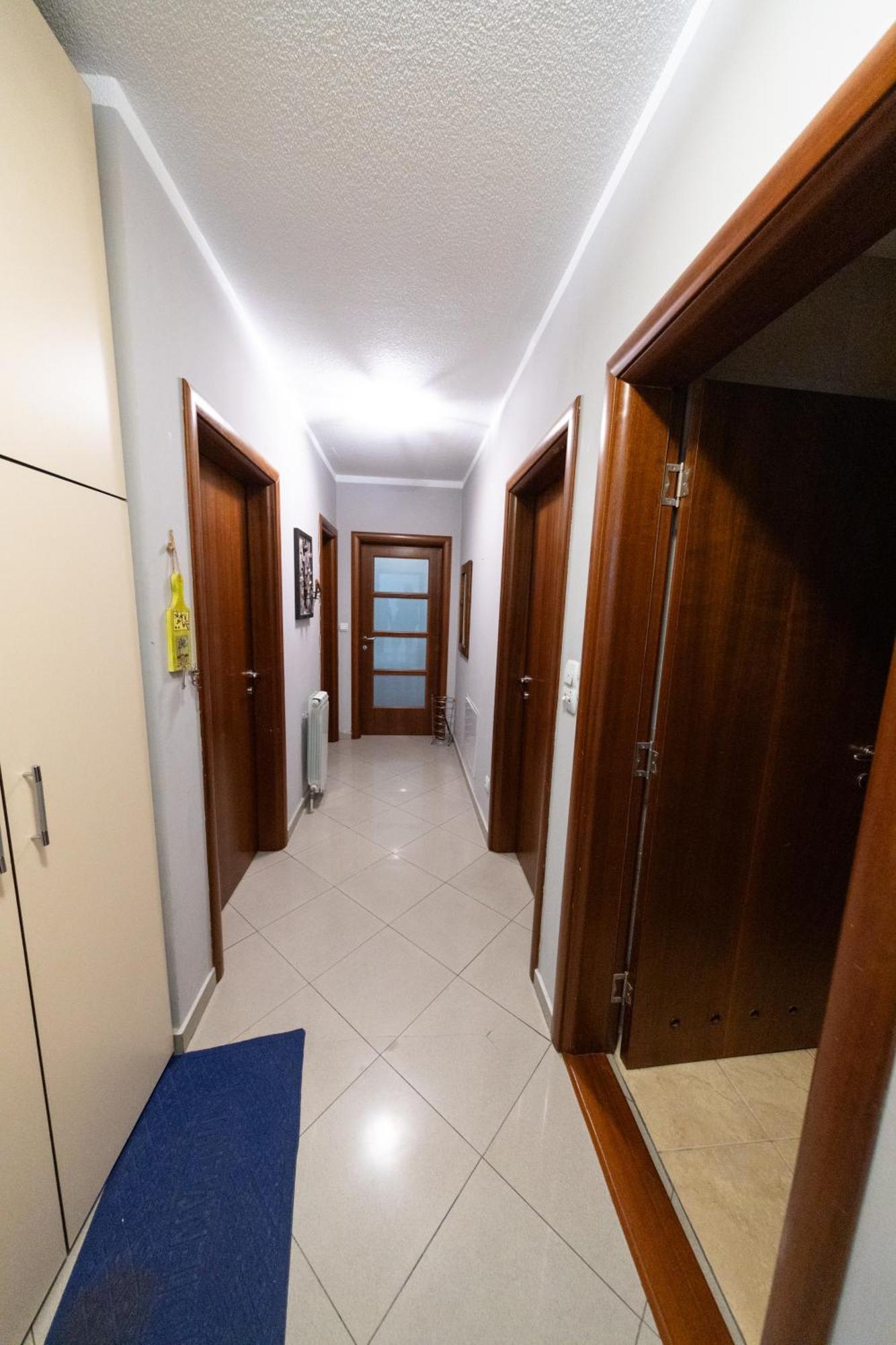 Lux Place Apartments Downtown Kragujevac Luaran gambar