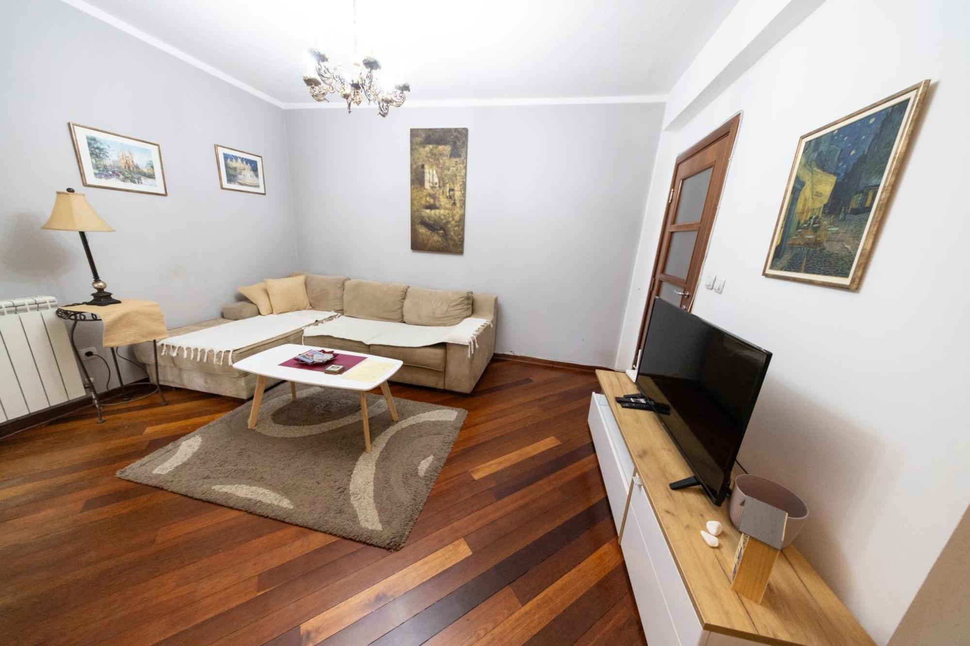 Lux Place Apartments Downtown Kragujevac Luaran gambar