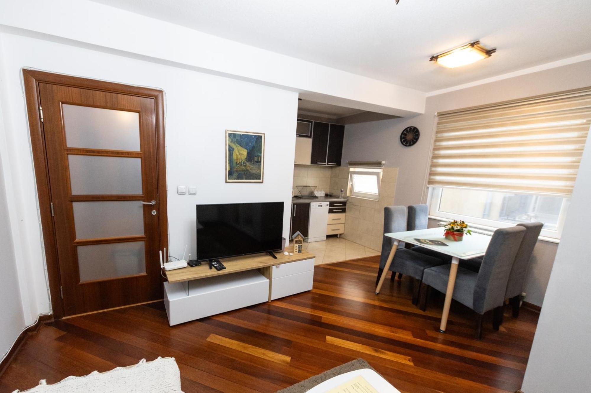Lux Place Apartments Downtown Kragujevac Luaran gambar