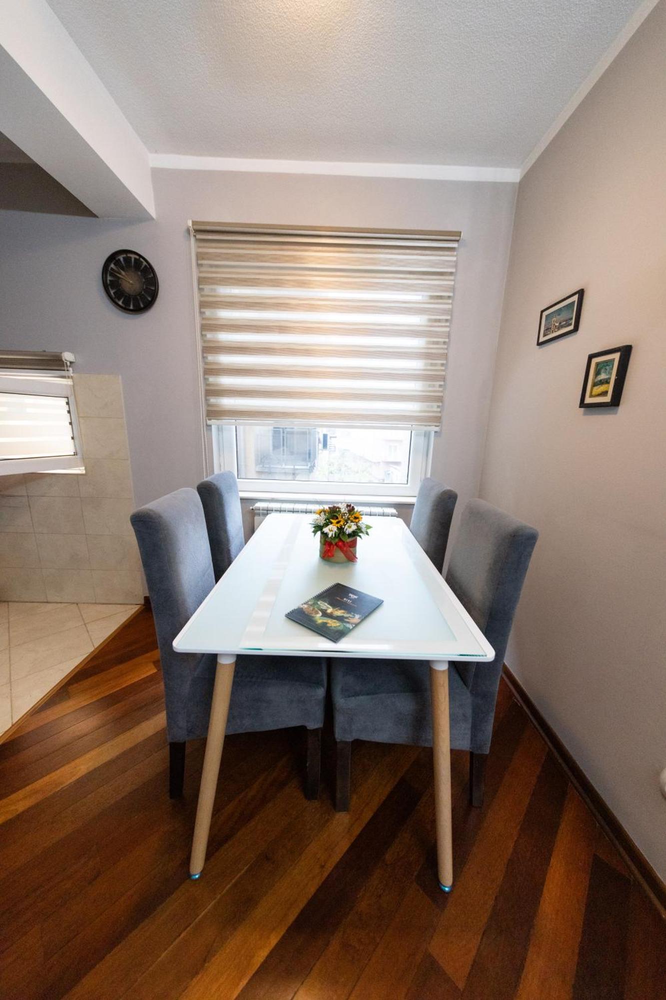 Lux Place Apartments Downtown Kragujevac Luaran gambar